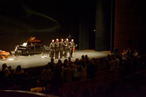 Saludo final del Quinteto de la Fundación Astor Piazzolla. 