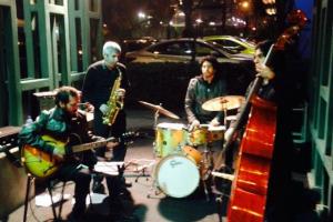 Conjunto de jazz que amenizó la inauguración, interpretando piezas musicales favoritas de Julio Cortázar. 