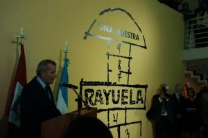 El Embajador Darío Alessandro en el acto de inauguración de la exposición "Rayuela, una muestra para armar". 