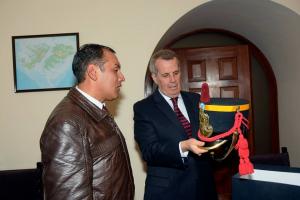 El Embajador Darío Alessandro hace entrega del morrión del histórico Regimiento de Granaderos a Caballo. 